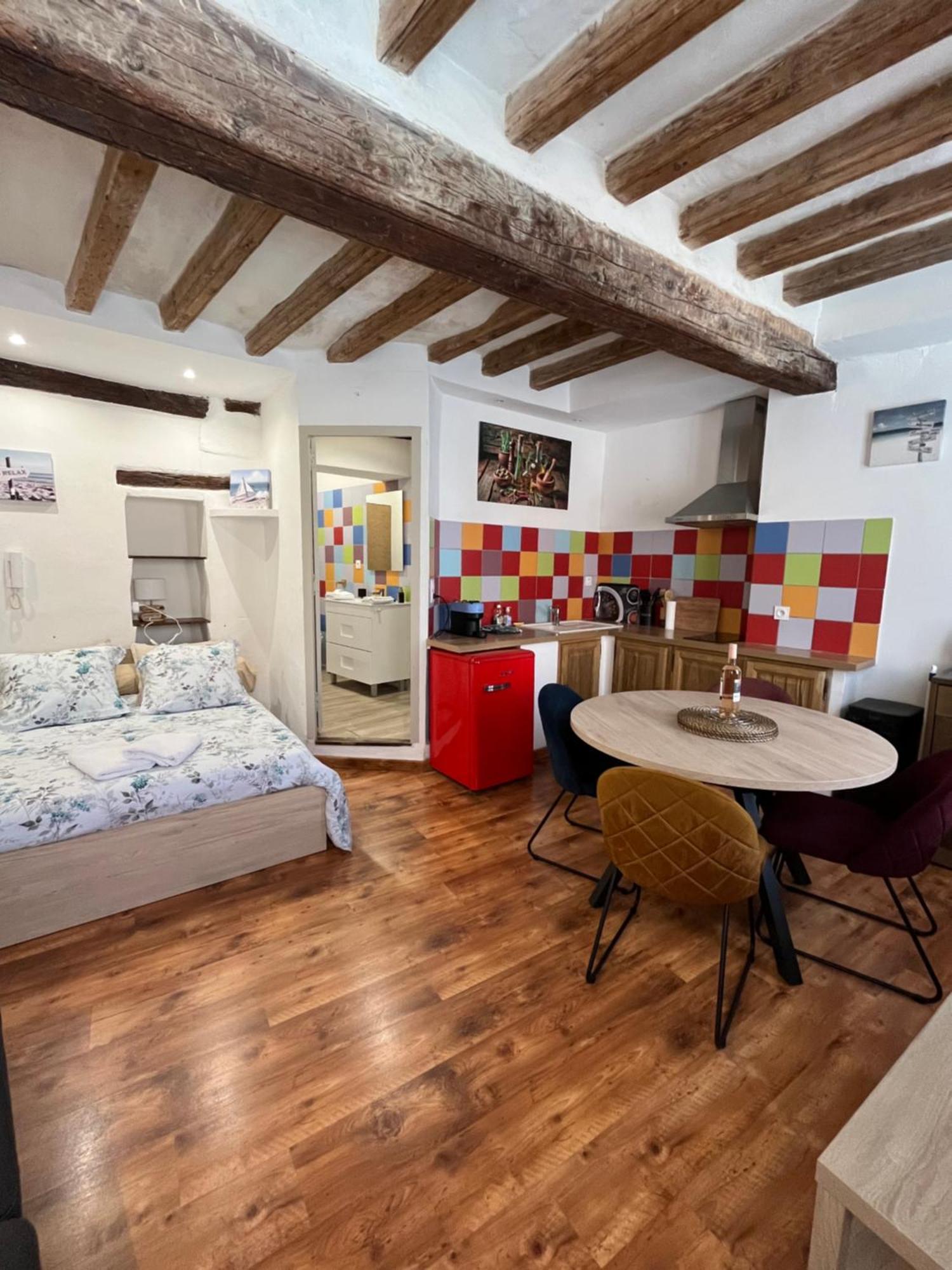 Logement Studio Avec Vue Sur Le Centre Historique LʼIsle-sur-la-Sorgue Εξωτερικό φωτογραφία